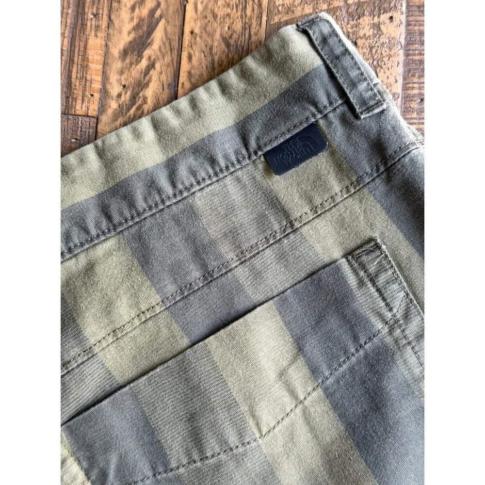 The North Face Mens 40 Green Striped Shorts Stretch Casual Golf Outdoor